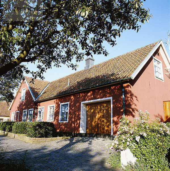 Ein freistehendes Haus mit einer Garage