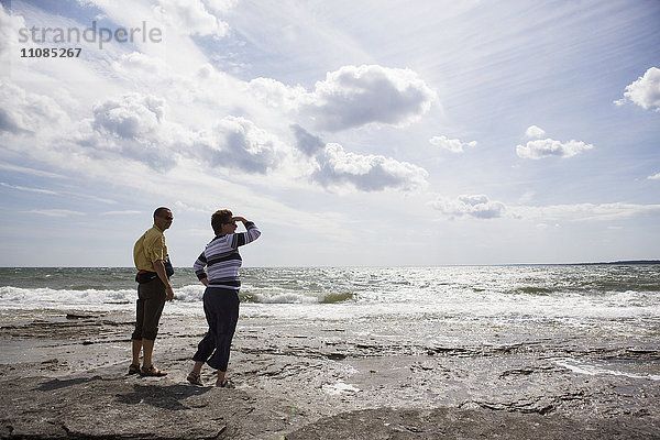 Ehepaar mittleren Alters am Meer  Schweden.