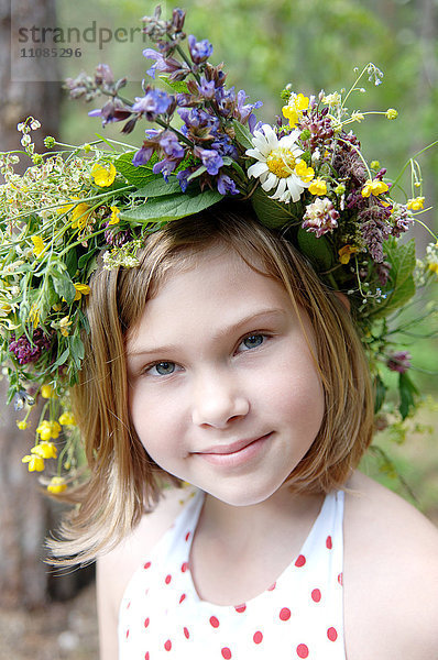 Porträt eines Mädchens mit einem Blumenkranz im Haar  Schweden.