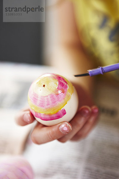 Kinder bemalen Eier  die in der Fastenzeit als Dekoration verwendet werden  Schweden.