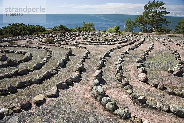 Ein Labyrinth aus Steinen auf einem flachen Felsen