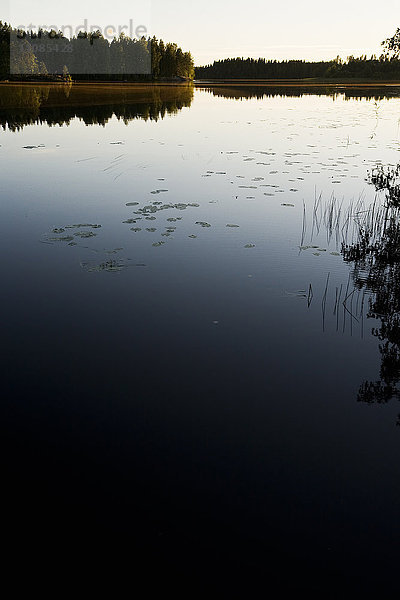 Ein ruhiger See bei Sonnenuntergang  Finnland.