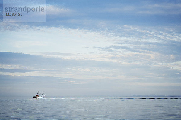 Ein Fischerboot auf dem Meer.