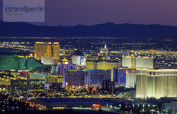 Nordamerika  USA  Nevada  Las Vegas  Blick auf die Stadtlandschaft bei Nacht