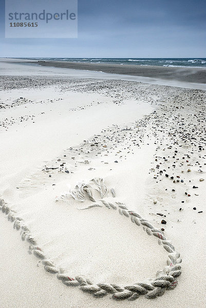 Skandinavien  Dänemark  Jütland  Blick auf Strand mit Seil im Sand im Vordergrund