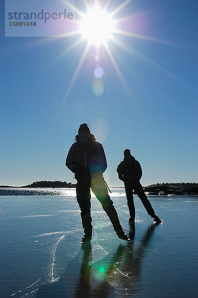 Skandinavien  Schweden  Stockholm  Eislaufen für Paare