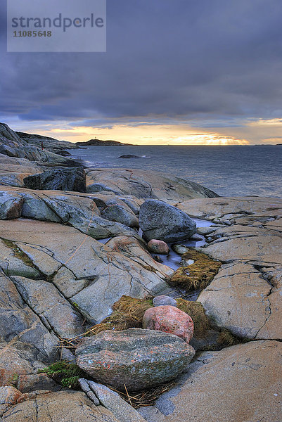 Skandinavien  Schweden  Göteborg  Blick auf Felsen mit Meer im Hintergrund