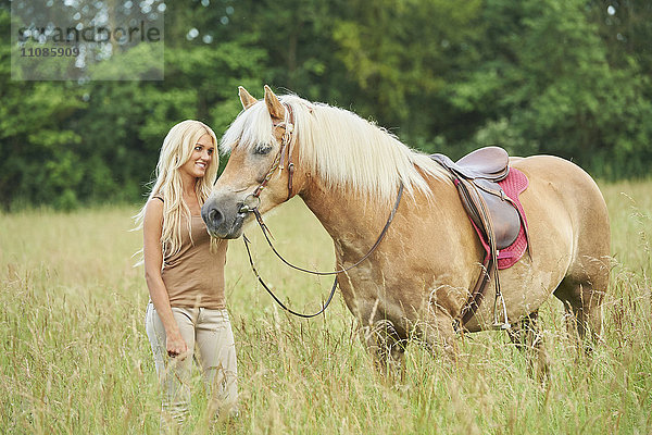 Junge Frau mit Pferd  Bayern  Deutschland  Europa