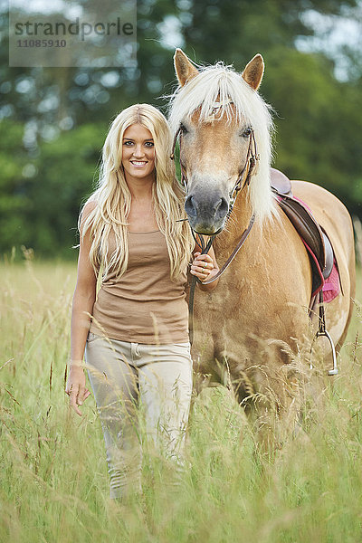 Junge Frau mit Pferd  Bayern  Deutschland  Europa