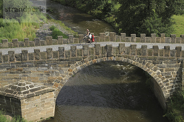 Hochwinkelaufnahme der Frau auf der Brücke