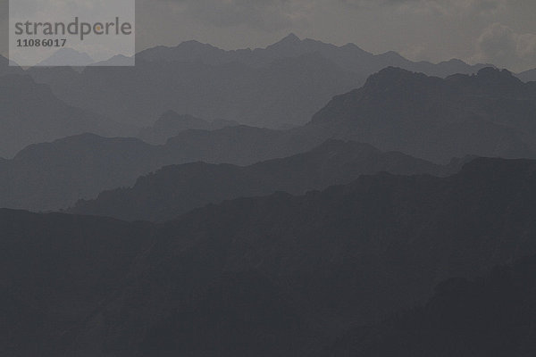 Panoramablick auf die Bergkette bei nebligem Wetter