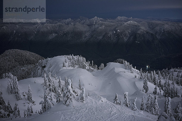 Idyllischer Blick auf den schneebedeckten Mount Seymour in der Abenddämmerung  British Columbia  Kanada