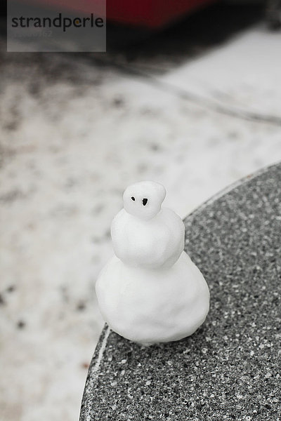 Nahaufnahme des kleinen Schneemanns auf dem Tisch