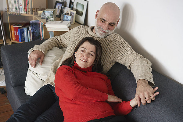 Hochwinkelansicht des reifen Paares auf dem Sofa zu Hause