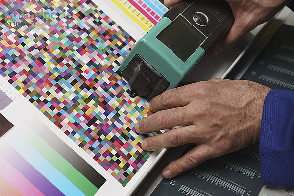 Beschnittenes Bild des Handscanners und Überprüfung der Qualität des gedruckten Papiers