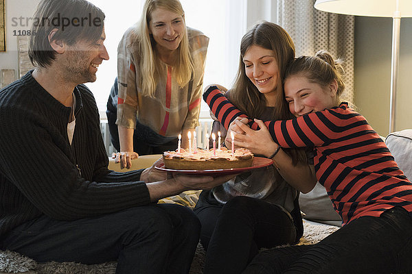 Glückliche Familie feiert zu Hause Geburtstag