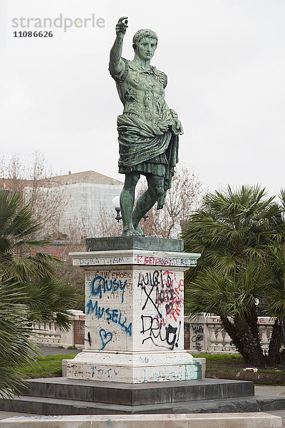Flachwinkelansicht der Statue mit Graffiti im Park