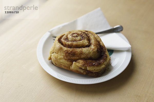 Nahaufnahme von Zimtbrötchen im Teller auf dem Tisch serviert