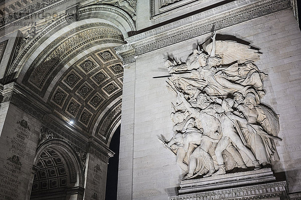 Ansicht der Skulpturen auf dem Arc de Triomphe im niedrigen Winkel