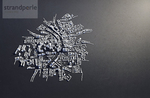 Hochwinkelansicht des Stadtmodells auf grauem Hintergrund