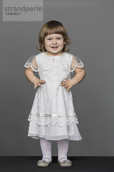 Porträt eines glücklichen Mädchens vor grauem Hintergrund