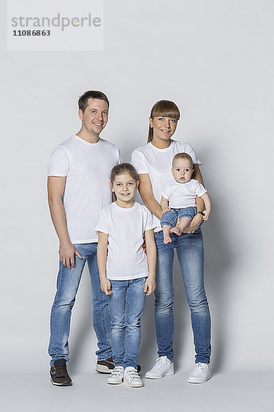Porträt einer glücklichen Familie vor weißem Hintergrund