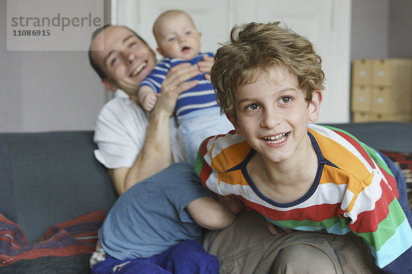 Glückliche Familie beim Spielen auf dem Sofa zu Hause