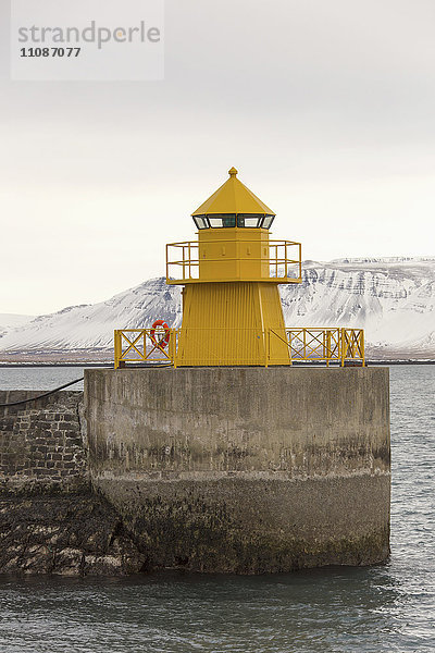 Gelber Leuchtturm im Meer gegen den Himmel