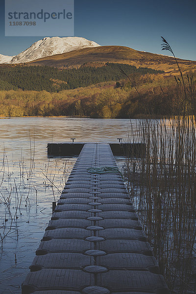 Schwimmende Plattform auf dem See gegen die Berge