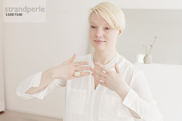 Wunderschöne Frau  die zu Hause trainiert.