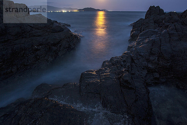 Panoramablick auf Meer und Felsen bei Nacht