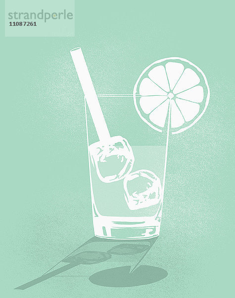 Digitales zusammengesetztes Bild eines kalten Getränks vor grünem Hintergrund