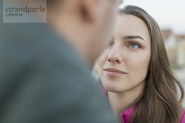 Nahaufnahme einer jungen Frau mit Blick auf den Mann