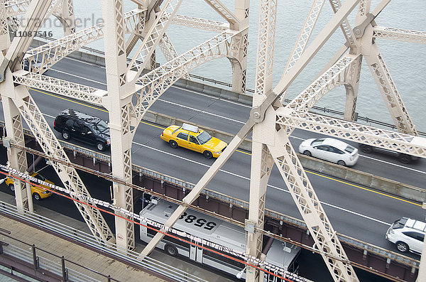 Hochwinkelansicht der Fahrzeuge auf der Queensboro Bridge über den East River