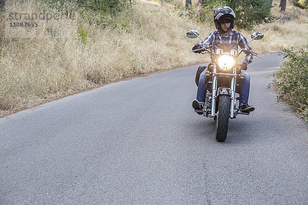 Motorradfahrer auf offener Straße