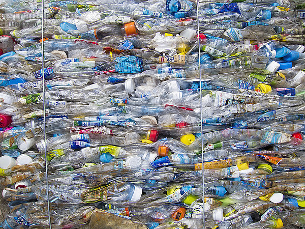 Vollbildaufnahme von zerkleinerten Plastikflaschen auf der Mülldeponie