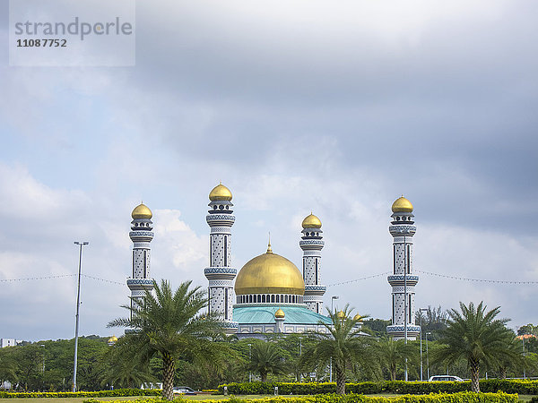 Jame'Asr Hassanil Bolkiah Moschee vor bewölktem Himmel