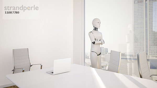 Roboter im Büro  Blick durchs Fenster