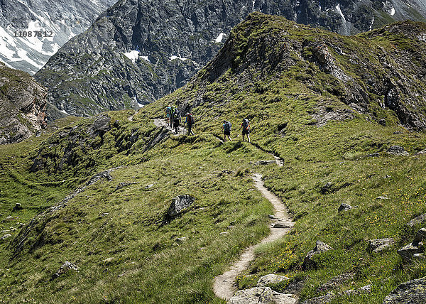 Schweiz  Maountaineers Wandern bei der Chanrion Hütte