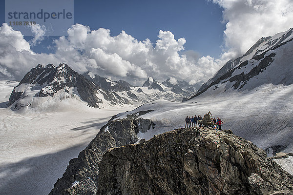 Schweiz  Arolla  Bergsteiger stehen am Gipfel