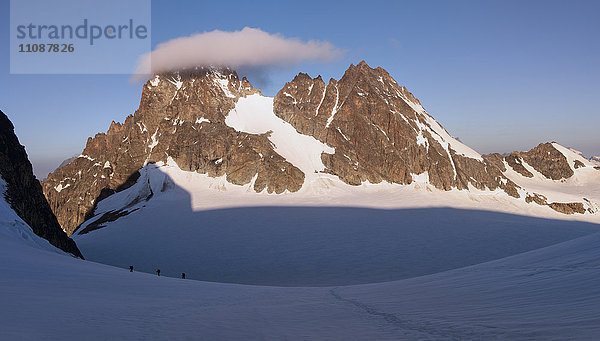 Schweiz  Bergsteiger ab dem frühen Morgen von der Bertolhütte aus