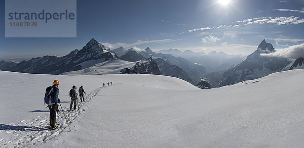 Schweiz  Bergsteiger auf dem Weg nach Matterhorn und Wandfluehorn