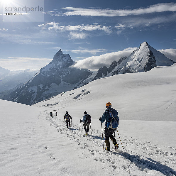 Schweiz  Bergsteiger auf dem Weg nach Matterhorn und Dent d'Herens