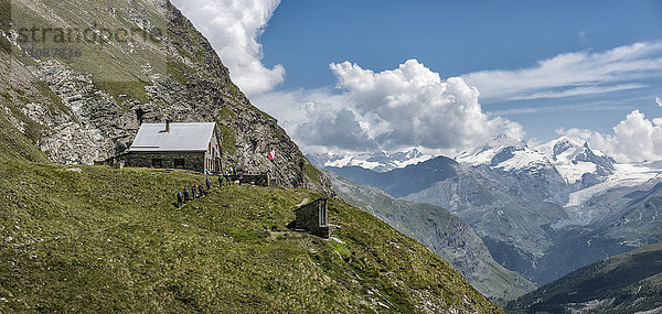 Schweiz  Wanderer auf der Schonbielhütte
