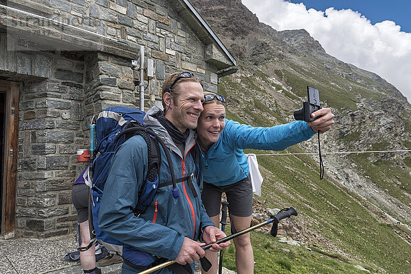 Schweiz  Wanderer auf der Schonbielhütte mit Selbstbedienung