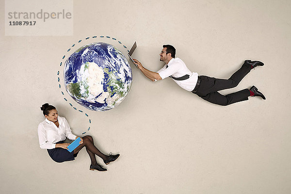 Geschäftskollegen kommunizieren rund um den Globus über mobile Endgeräte