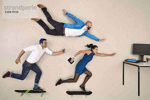 Moderne Geschäftskollegen fliegen und skateboarden in Richtung Bürotisch