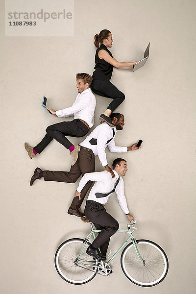 Geschäftsleute mit übereinanderliegenden Fahrrädern  die auf mobilen Geräten arbeiten