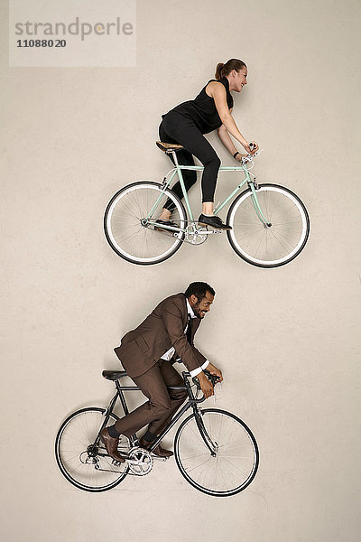 Zwei Geschäftskollegen auf dem Fahrrad
