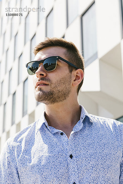 Portrait eines Geschäftsmannes mit Sonnenbrille